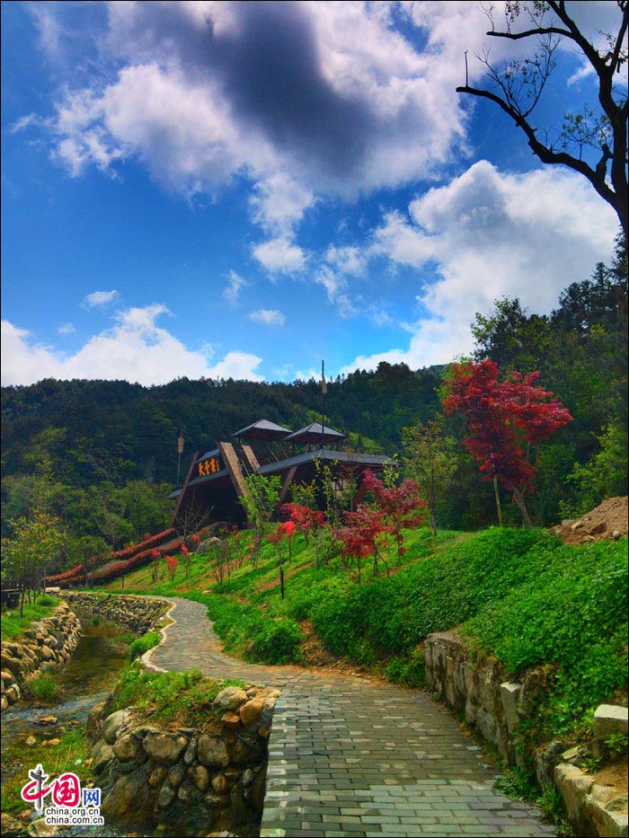 Tiantang Village, which literally means Heavenly Village in Chinese, is a national forest park located at the northern foot of Dabie Mountain in Jinzhai County, Liujin City, Anhui Province. With a forest coverage rate of 95 percent, the highest of all Chinese scenic areas, Tiantang Village is the last virgin forest in Northern China. (China.org.cn/Wu Ce, Zhang Wenbin)