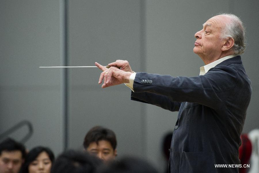 U.S. conductor Lorin Maazel conducts during a rehearsal of the Ring without Words, a synthesis of orchestral music from German composer Richard Wagner's the Ring of the Nibelung, at the National Center for the Performing Arts (NCPA) in Beijing, capital of China, May 2, 2013. The concert will be staged at NCPA on May 4 and May 5. (Xinhua/Luo Xiaoguang)