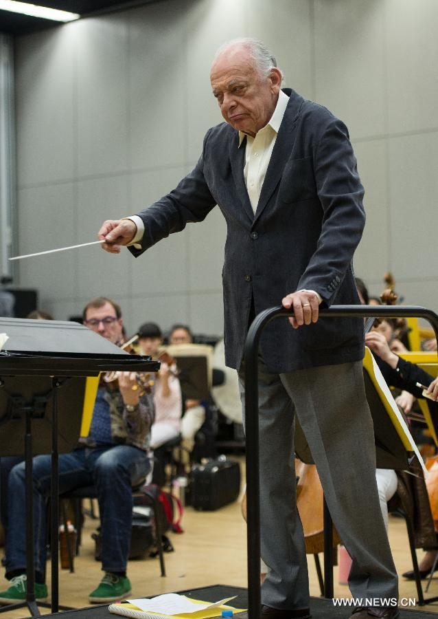 U.S. conductor Lorin Maazel conducts during a rehearsal of the Ring without Words, a synthesis of orchestral music from German composer Richard Wagner's the Ring of the Nibelung, at the National Center for the Performing Arts (NCPA) in Beijing, capital of China, May 2, 2013. The concert will be staged at NCPA on May 4 and May 5. (Xinhua/Luo Xiaoguang)