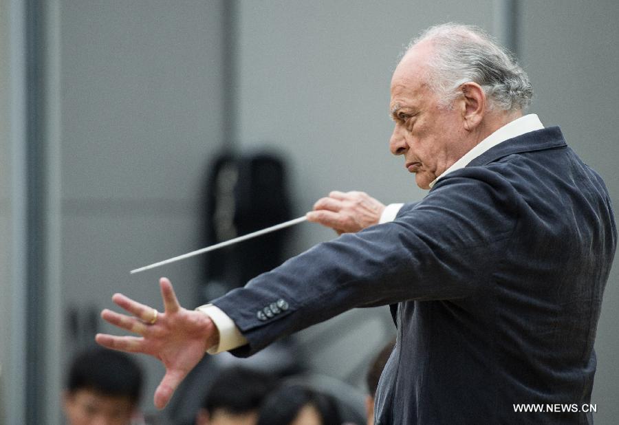 U.S. conductor Lorin Maazel conducts during a rehearsal of the Ring without Words, a synthesis of orchestral music from German composer Richard Wagner's the Ring of the Nibelung, at the National Center for the Performing Arts (NCPA) in Beijing, capital of China, May 2, 2013. The concert will be staged at NCPA on May 4 and May 5. (Xinhua/Luo Xiaoguang)