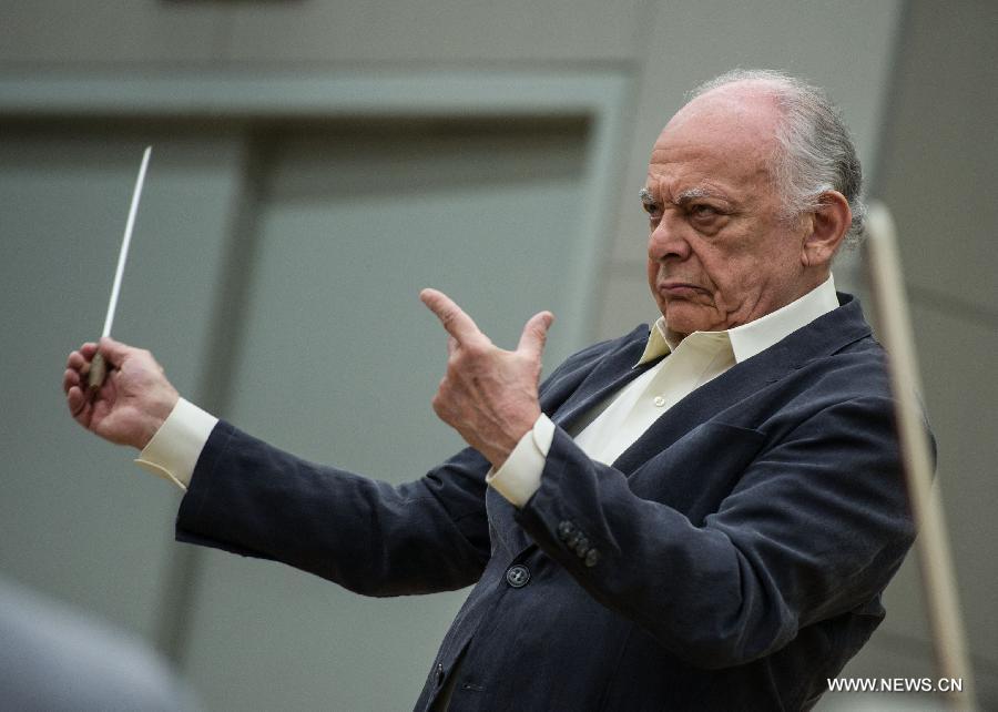 U.S. conductor Lorin Maazel conducts during a rehearsal of the Ring without Words, a synthesis of orchestral music from German composer Richard Wagner's the Ring of the Nibelung, at the National Center for the Performing Arts (NCPA) in Beijing, capital of China, May 2, 2013. The concert will be staged at NCPA on May 4 and May 5. (Xinhua/Luo Xiaoguang)