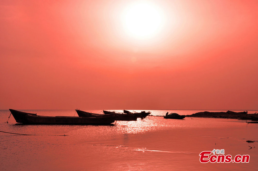 Photo taken in early May shows the amazing scenery of the Bosten Lake at twilight in Heshuo County, Northwest China's Xinjiang Uyghur Autonomous Region. (CNS/Wang Xiaocheng)