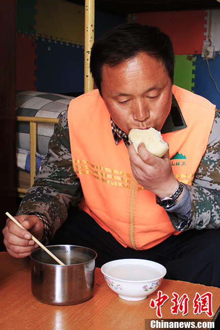 Zhang has his lunch in his dormitory. (Photo by Li Xianglei/ Chinanews.com)