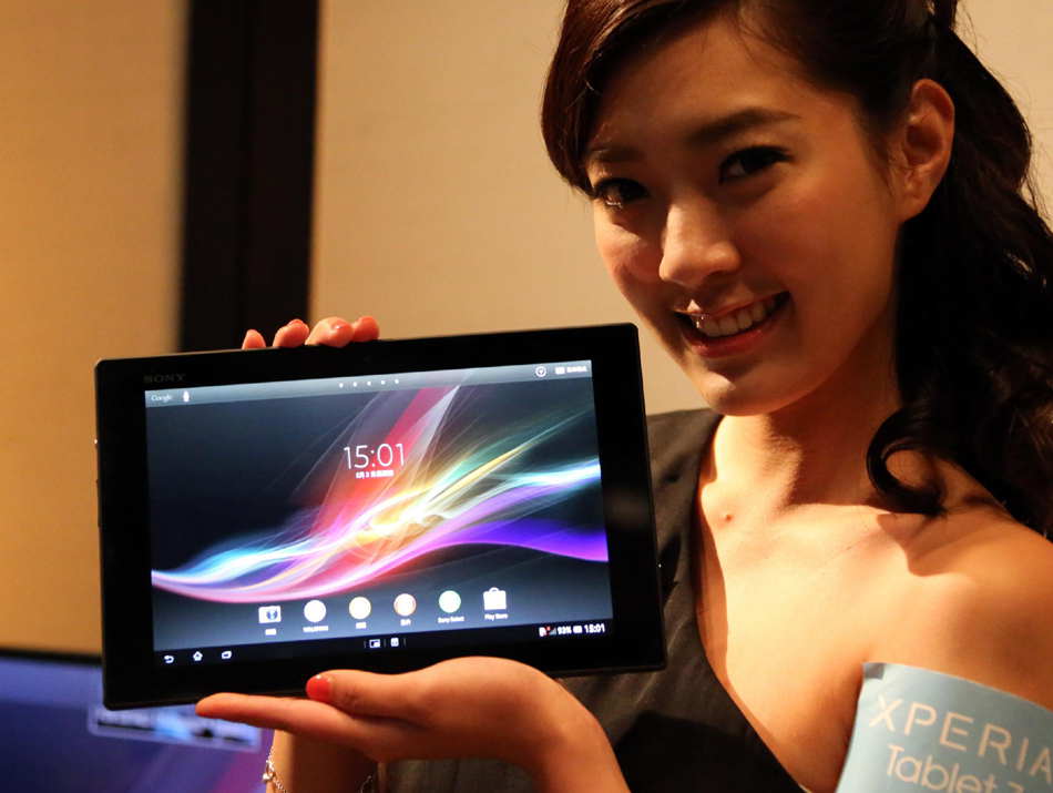 A model displays the newly launched Sony Xperia Tablet Z on May 2, 2013 in Hong Kong. [Photo/Xinhua]