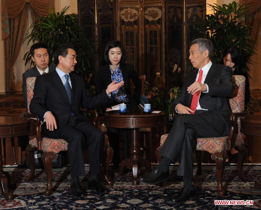 Chinese Foreign Minister Wang Yi (front, L) meets with Singapore's Prime Minister Lee Hsien Loong (front, R) in Singapore, May 3, 2013. Wang is on official visits to Thailand, Indonesia, Singapore and Brunei from April 30 to May 5. (Xinhua/Chen Jipeng) 