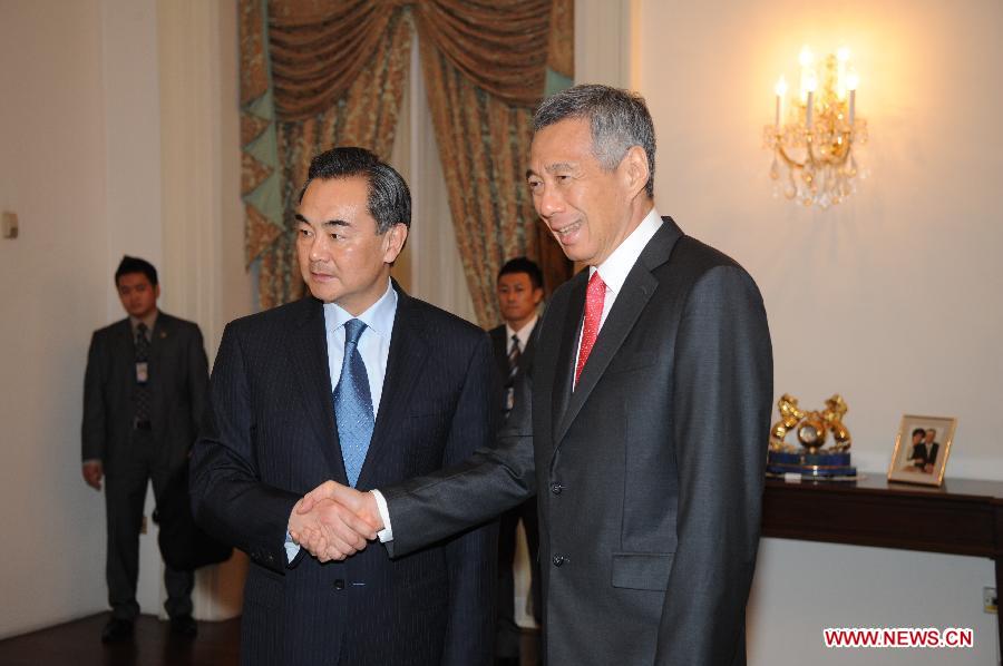 Chinese Foreign Minister Wang Yi (L) meets with Singapore's Prime Minister Lee Hsien Loong in Singapore, May 3, 2013. Wang is on official visits to Thailand, Indonesia, Singapore and Brunei from April 30 to May 5. (Xinhua/Chen Jipeng) 