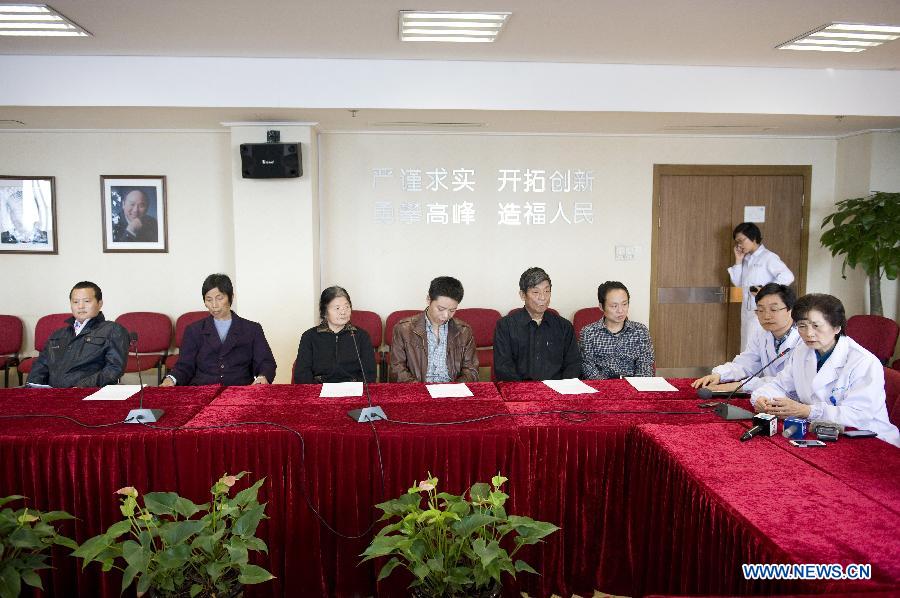 H7N9 bird flu patients who have recovered meet press at the First Affiliated Hospital of the Medicine College of the Zhejiang University, in Hangzhou, capital of east China's Zhejiang Province, May 3, 2013. A total of ten H7N9 bird flu patients in Hangzhou were discharged from the hospital on Friday following treatment. (Xinhua/Yang Xiaoxuan)