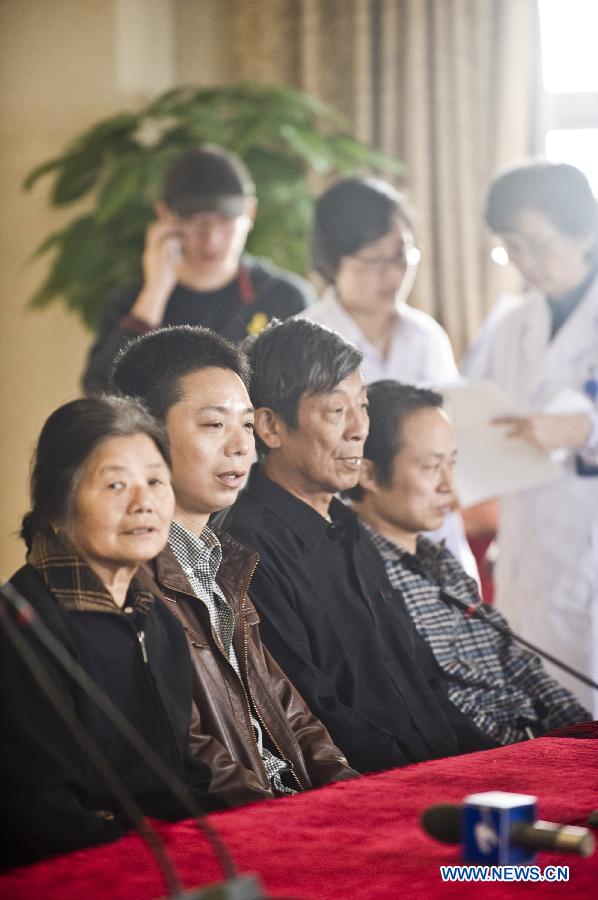 H7N9 bird flu patients who have recovered meet press at the First Affiliated Hospital of the Medicine College of the Zhejiang University, in Hangzhou, capital of east China's Zhejiang Province, May 3, 2013. A total of ten H7N9 bird flu patients in Hangzhou were discharged from the hospital on Friday following treatment. (Xinhua/Yang Xiaoxuan)