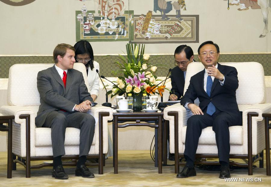 Chinese State Councilor Yang Jiechi (R) speaks while meeting with a delegation of Richard Nixon Foundation headed by Christopher Cox (L), a grandson of former U.S. President Richard Nixon, in Beijing, capital of China, May 3, 2013. (Xinhua/Xie Huanchi)