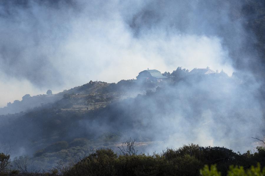 Thick smoke rises above Malibu in California, the United States, May 3, 2013. The wind-driven wildfire forced the evacuation of a university campus and threatened some 4,000 homes in Southern California on Friday. (Xinhua/Yan Lei) 