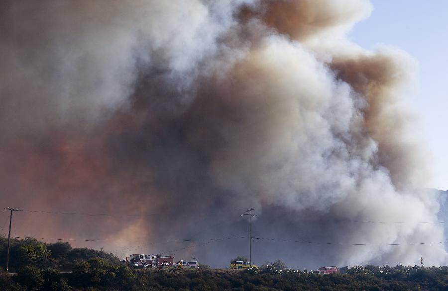 Thick smoke rises above Malibu in California, the United States, May 3, 2013. The wind-driven wildfire forced the evacuation of a university campus and threatened some 4,000 homes in Southern California on Friday. (Xinhua/Yan Lei) 