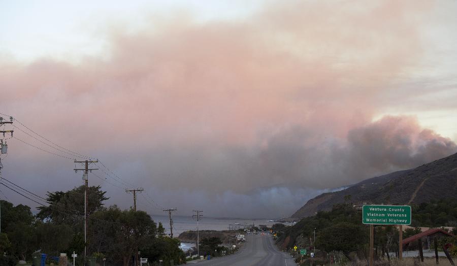 A section of the Pacific Coast Highway is closed in California, the United States, May 3, 2013. The wind-driven wildfire forced the evacuation of a university campus and threatened some 4,000 homes in Southern California on Friday. (Xinhua/Yan Lei) 