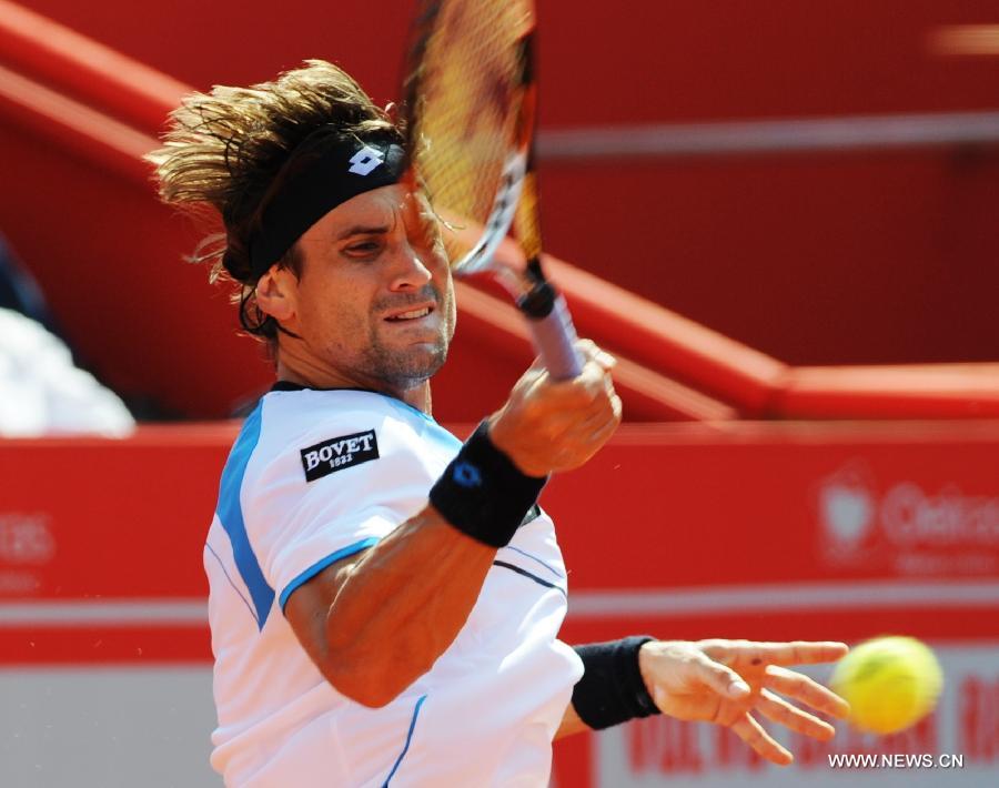 Spain's David Ferrer returns a shot in the men's singles quarterfinal against Romania's Victor Hanescu during the 2013 Portugal Open in Lisbon, Portugal, May 3, 2013. Ferrer won the match 2-0. (Xinhua/Zhang Liyun)