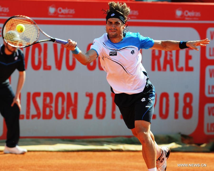 Spain's David Ferrer returns a shot in the men's singles quarterfinal against Romania's Victor Hanescu during the 2013 Portugal Open in Lisbon, Portugal, May 3, 2013. Ferrer won the match 2-0. (Xinhua/Zhang Liyun) 