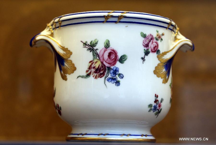Photo taken on May 4, 2013 shows a 18th-century-made porcelain bucket for cooling wine glasses displayed in an exhibition of "Splendour of the French Table" in Hong Kong, south China. As one of the activities of "French May", the exhibition which will last till June 9 presents tableware from leading French historical manufactures and luxury maisons since the 18th century. (Xinhua/Li Peng) 