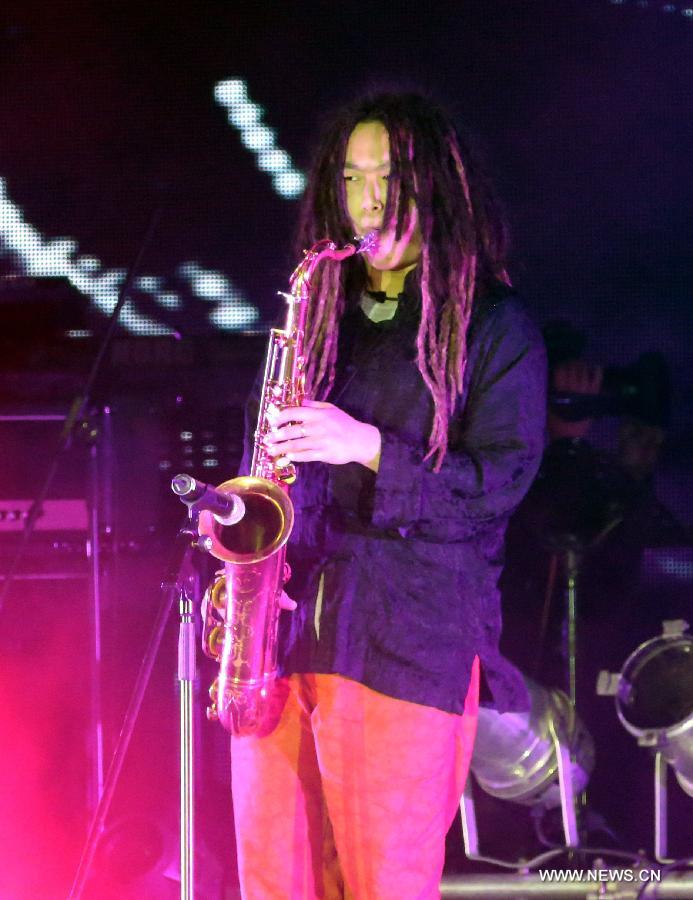 The 19-year-old instrumentalist Li Gaoyang performs during the May 4 Youth Day Music Festival in Hong Kong, south China, May 4, 2013. (Xinhua/Li Peng) 