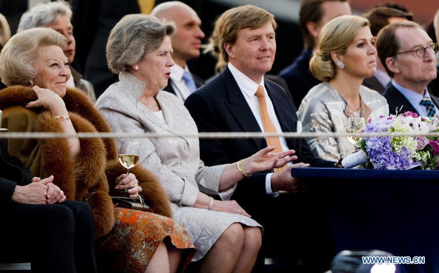 Dutch King Willem-Alexander (3rd R), Queen Maxima (2nd R) and Princess Beatrix (1st L) attend the annual concert marking the Liberation Day on May 5, 2013 in Amsterdam. (Xinhua/Robin Utrecht)