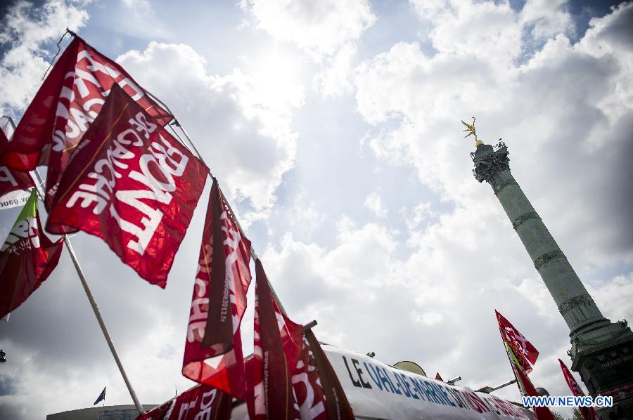 People participate in a demonstration in Paris, France, May 5, 2013. As the Socialists mark their first year in office, tens of thousands of protesters marched in towns across France on Sunday against president Francois Hollande's growth and job policy. (Xinhua/Etienne Laurent)