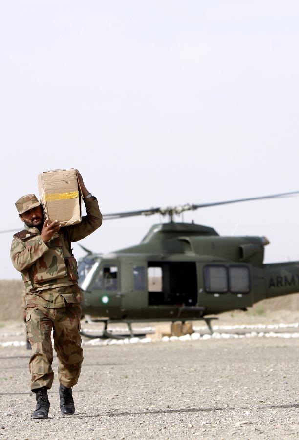 A Pakistani soldier carries a box of electoral materials for the forthcoming parliamentary elections in southwest Pakistan's Chaman on May 3, 2013. Unidentified assailants shot dead a candidate running in Pakistan's general election on behalf of the country's main secular party, police in the southern port city of Karachi said Friday. (Xinhua/Stringer)