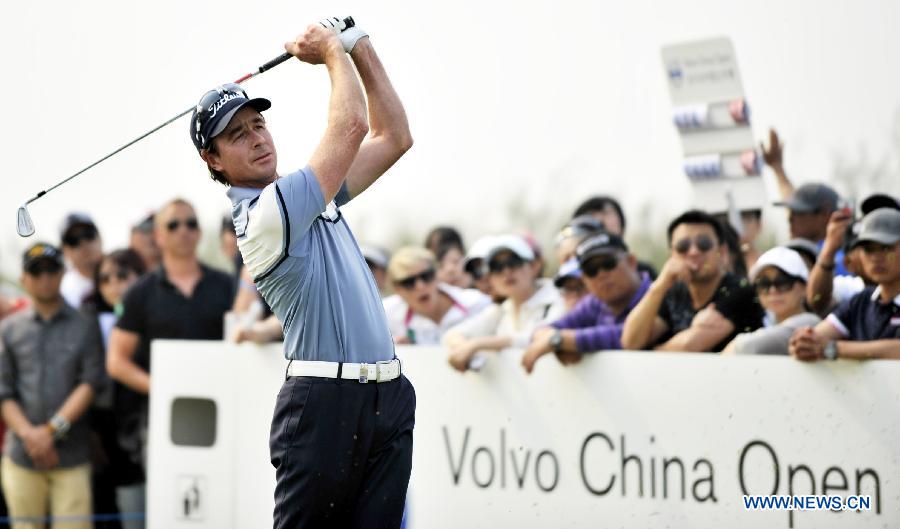 Brett Rumford of Australia hits a shot before his victory in the final round of the Volvo China Open at Tianjin Binhai Lake Golf Club in Tianjin, China, May 5, 2013. (Xinhua/Yue Yuewei)