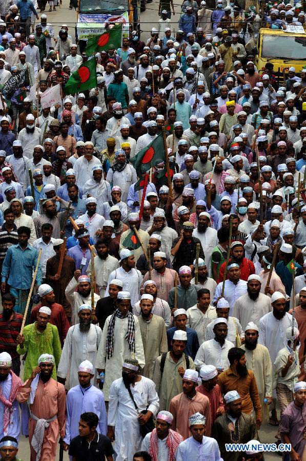 Activists and supporters of Hefazat-e-Islam attend a rally at Motijheel area in Dhaka, Bangladesh, May 5, 2013. Bangladesh police fired live rounds on Sunday afternoon in fierce clashes with thousands of Islamists, killing at least one and injuring dozens. Violence reportedly broke out outside the Baitul Mukarram national mosque as a homemade bomb exploded when scores of Islamists engaged in scuffle with the law enforcers after facing police resistance towards a rally. (Xinhua/Shariful Islam)