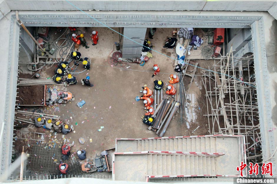 Rescuers work at the subway collapse  accident site in Xi'an City, capital of northwest China's Shaanxi Province, May 6, 2013. (Photo/CNS)