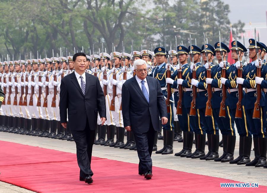 Chinese President Xi Jinping (L) and Palestinian President Mahmoud Abbas review an honor guard during a welcoming ceremony held for Abbas in Beijing, capital of China, May 6, 2013. (Xinhua/Liu Weibing) 