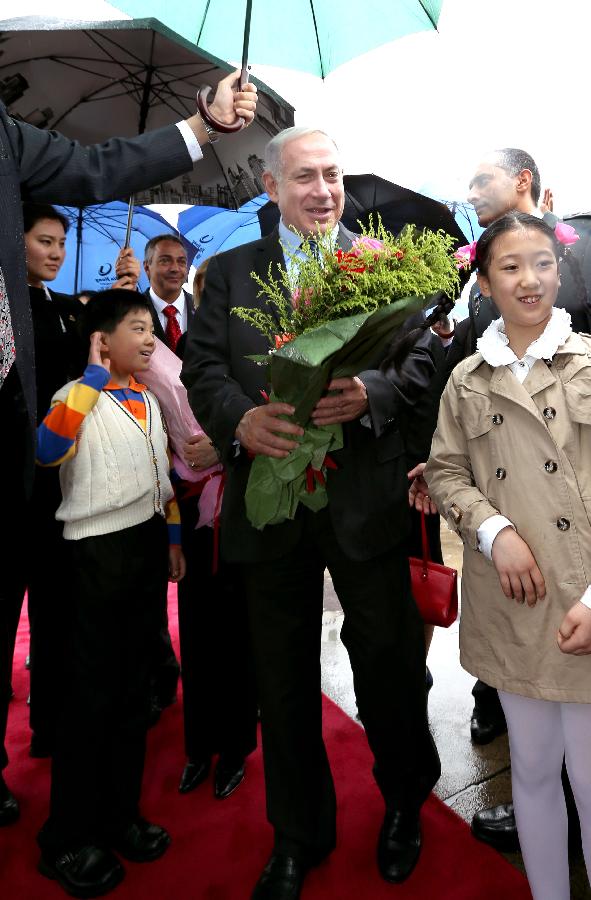 Israeli Prime Minister Benjamin Netanyahu arrives at the Shanghai Hongqiao Airport in east China's Shanghai, May 6, 2013. Netanyahu arrived in Shanghai for a visit on Monday. (Xinhua/Fan Jun) 