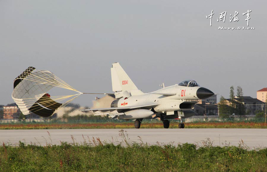 A J-10 fighter in the air confrontation drill. (navy.81.cn/Cai Bo, Wang Chaobin)