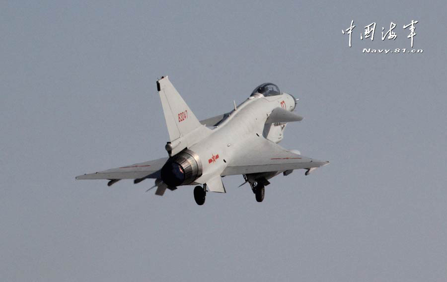 A J-10 fighter in the air confrontation drill. (navy.81.cn/Cai Bo, Wang Chaobin)