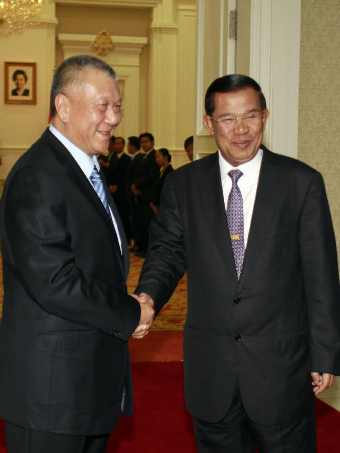 Cambodian Prime Minister Hun Sen (R) shakes hands with Edmund Ho, vice-chairman of the National Committee of the Chinese People's Political Consultative Conference, at the Peace Palace in Phnom Penh, Cambodia, May 06, 2013. Hun Sen on Monday met with Edmund Ho and discussed the further expansion of bilateral ties in economic, trade and tourism. (Xinhua/Sovannara) 