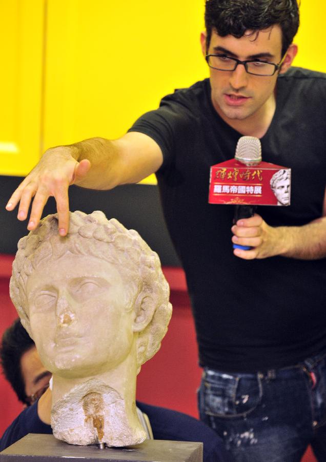 Photo taken on May 6, 2013 shows the 40-centimeter-tall statue head of Augustus during a media preview of the exhibition "A Splendid Time - The Heritage of Imperial Rome" in Taipei, southeast China's Taiwan. About 300 pieces of authentic artworks from the National Archaeological Museum of Florence in Italy will be displayed in the exhibition from May 11 to Aug. 18. (Xinhua/Wu Ching-teng) 