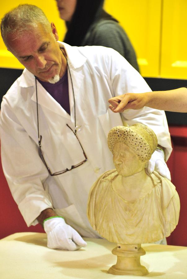 Photo taken on May 6, 2013 shows a female portrait from the Flavian period during a media preview of the exhibition "A Splendid Time - The Heritage of Imperial Rome" in Taipei, southeast China's Taiwan. About 300 pieces of authentic artworks from the National Archaeological Museum of Florence in Italy will be displayed in the exhibition from May 11 to Aug. 18. (Xinhua/Wu Ching-teng) 