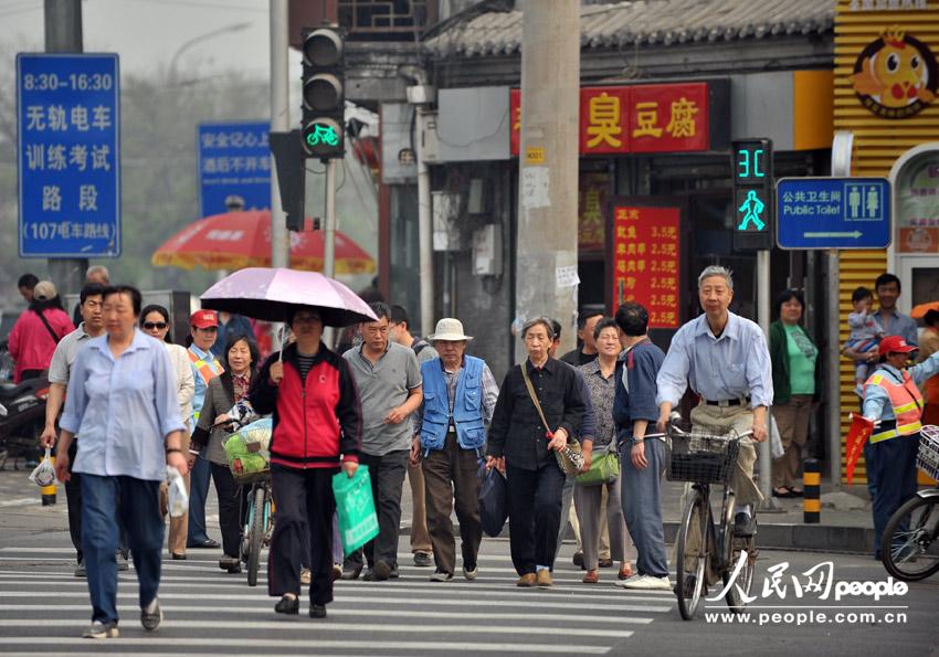 The policeman shows the ticket he issued to a jaywalker. (Weng Qiyu /People’s Daily Online)