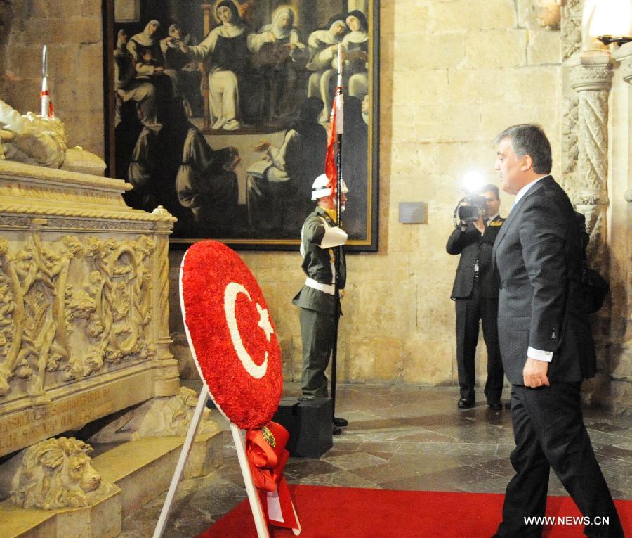 Turkish President Abdullah Gul lays a wreath before the sarcophagus of 16th century Portuguese poet Camoes at Mosteiro dos Jeronimos in Lisbon, Portugal, May 6, 2013. Gul started on Monday a three-day official visit to Portugal. (Xinhua/Zhang Liyun)