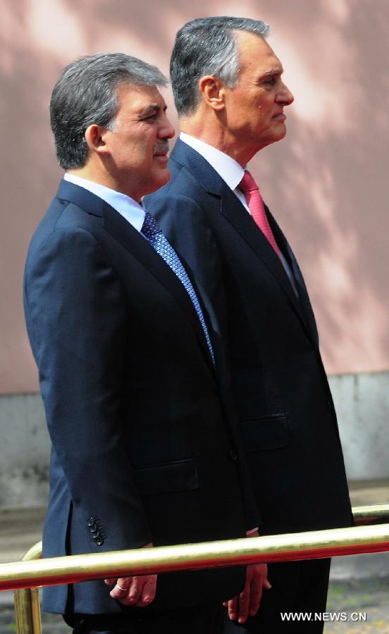 Turkish President Abdullah Gul (L) and his Portuguese counterpart Anibal Cavaco Silva inspect the honor guard in Lisbon, Portugal, May 6, 2013. Gul started on Monday a three-day official visit to Portugal. (Xinhua/Zhang Liyun)