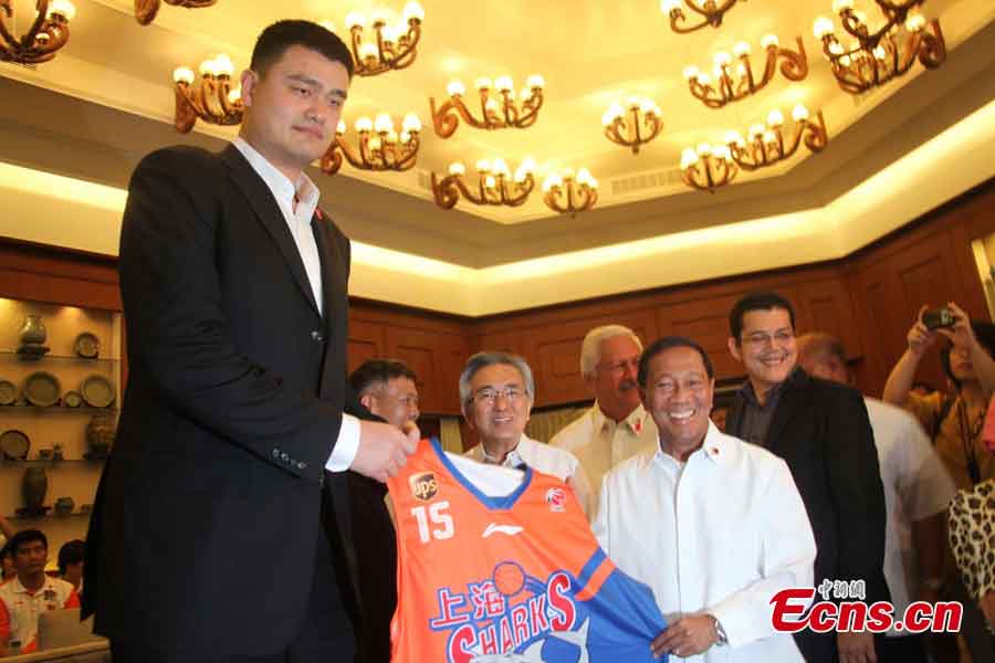 Former NBA Houston Rockets basketball player Yao Ming and Philippine Vice-President Jejomar Binay attend a meeting in Manila, Philippines, May 6, 2013. Yao Ming (7ft 5in) and his Shanghai Sharks basketball team were invited by the Philippine Sports Commission for friendly exhibition games with a selection of Philippine basketball players and to conduct basketball clinics to less-privileged children. (CNS/Zhang Ming)