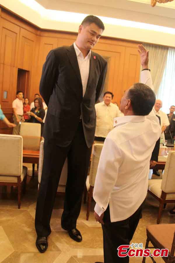 Former NBA Houston Rockets basketball player Yao Ming and Philippine Vice-President Jejomar Binay attend a meeting in Manila, Philippines, May 6, 2013. Yao Ming (7ft 5in) and his Shanghai Sharks basketball team were invited by the Philippine Sports Commission for friendly exhibition games with a selection of Philippine basketball players and to conduct basketball clinics to less-privileged children. (CNS/Zhang Ming)