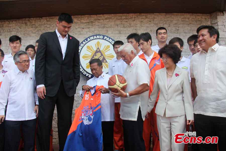 Former NBA Houston Rockets basketball player Yao Ming and Philippine Vice-President Jejomar Binay attend a meeting in Manila, Philippines, May 6, 2013. Yao Ming (7ft 5in) and his Shanghai Sharks basketball team were invited by the Philippine Sports Commission for friendly exhibition games with a selection of Philippine basketball players and to conduct basketball clinics to less-privileged children. (CNS/Zhang Ming)