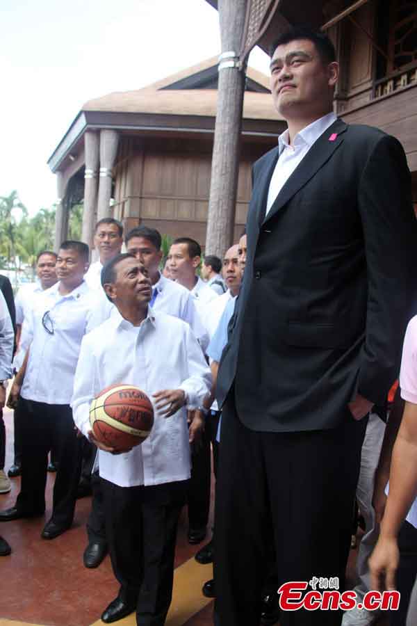 Former NBA Houston Rockets basketball player Yao Ming and Philippine Vice-President Jejomar Binay attend a meeting in Manila, Philippines, May 6, 2013. Yao Ming (7ft 5in) and his Shanghai Sharks basketball team were invited by the Philippine Sports Commission for friendly exhibition games with a selection of Philippine basketball players and to conduct basketball clinics to less-privileged children. (CNS/Zhang Ming)