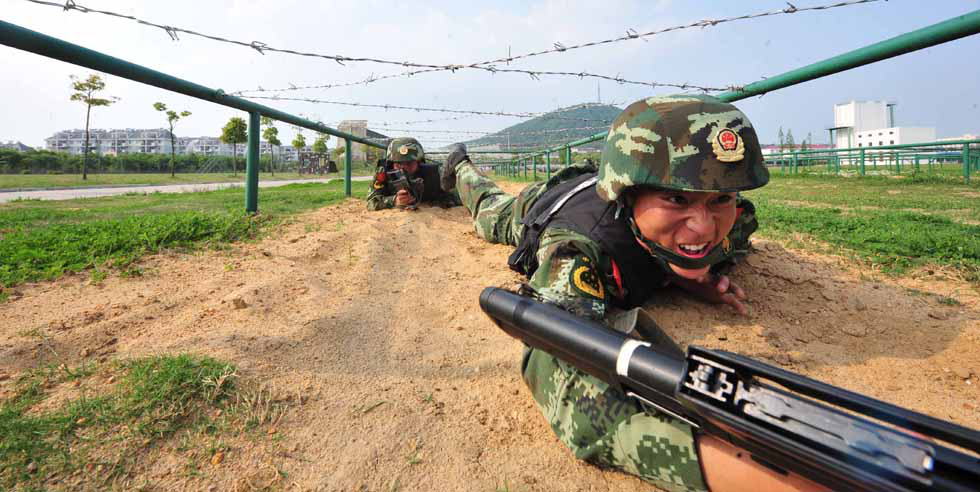 An anti-terrorist drill is held in Hefei, Anhui province on April 29, 2013. (Xinhua Photo/ Liao Fuan)