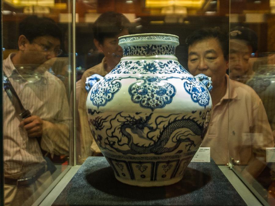 A chinaware is displayed during the preview of China Guardian 2013 Spring Auctions in Beijing, capital of China, May 7, 2013. The three-day preview that opened on Tuesday displayed some 3,900 treasures to be auctioned on Friday. (Xinhua/Luo Xiaoguang) 