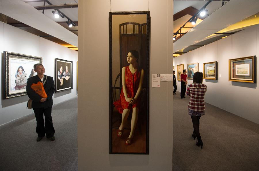 People visit the preview of China Guardian 2013 Spring Auctions in Beijing, capital of China, May 7, 2013. The three-day preview that opened on Tuesday displayed some 3,900 treasures to be auctioned on Friday. (Xinhua/Luo Xiaoguang) 
