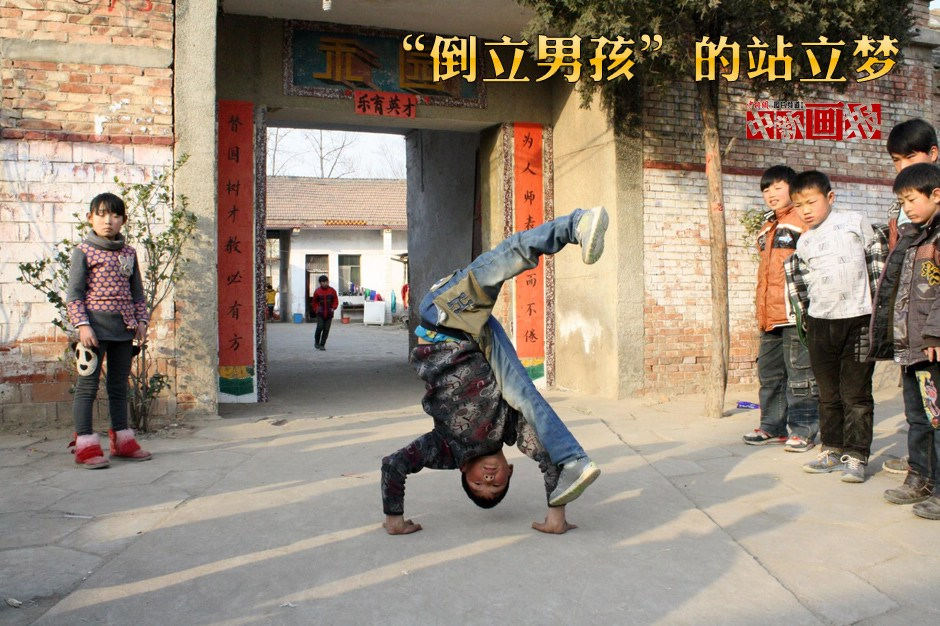 To be able to "walk", Zongcheng started to crawl on the floor, and then he learned to walk on his hands. (CNS/Hu Ying)
