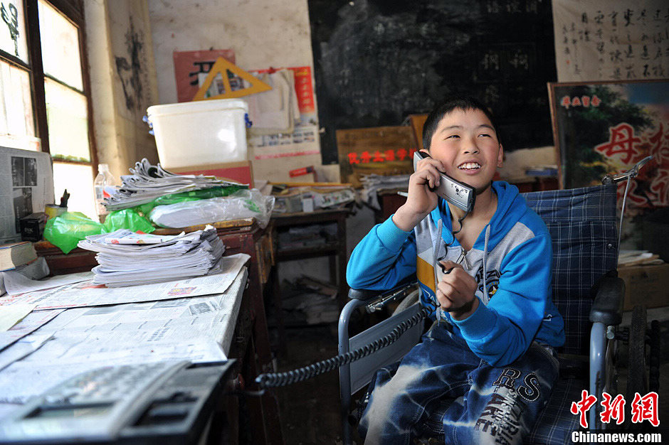 Zoncheng receives call from his parents. In the phone call, they asked Zongcheng about his daily life and his health condition. Parents' love and care made Zongcheng feel happy. (CNS/Hu Ying)