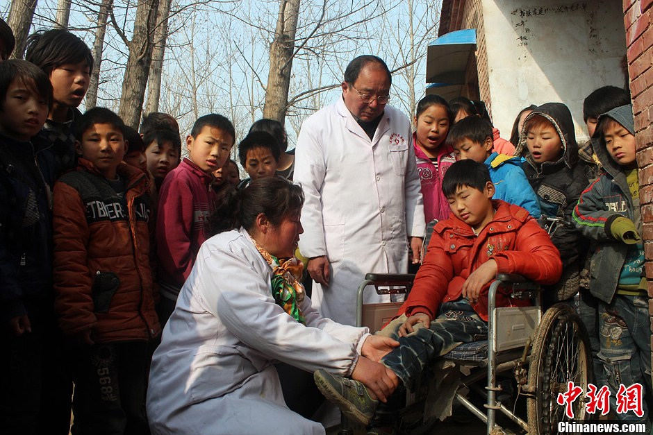 Doctors in the nearby hospital come regularly to monitor Zongcheng's condition. The question that Zongcheng raised most frequently is when he is able to stand up and walk like others. (CNS/Hu Ying)