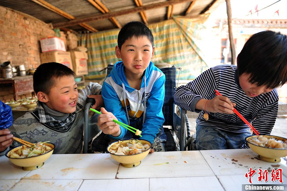 Zongcheng has lunch with his classmates. (CNS/Hu Ying)