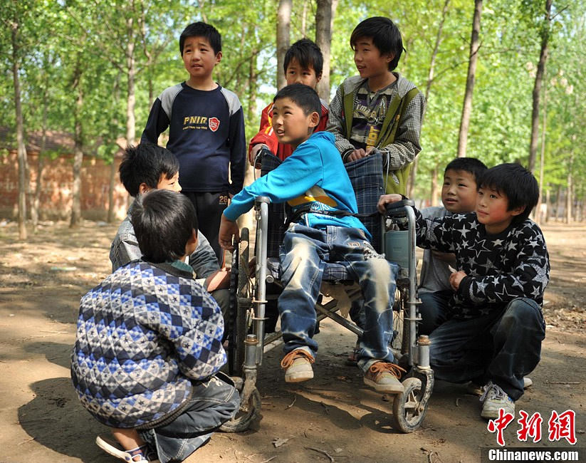 Zongcheng plays with his classmates in the grove near the school. (CNS/Hu Ying)