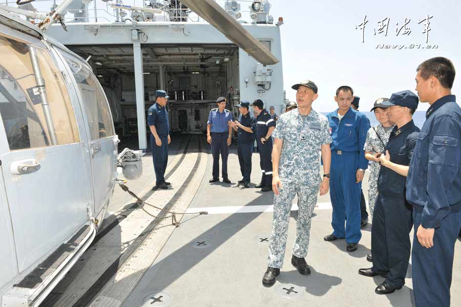 CTF 151 commander visits 14th Chinese naval escort taskforce (2)