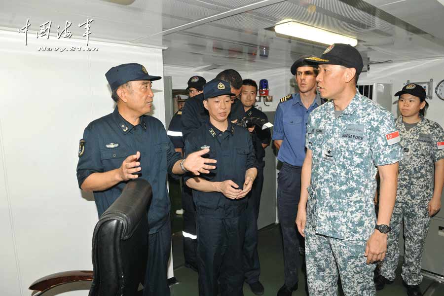 CTF 151 commander visits 14th Chinese naval escort taskforce (3)